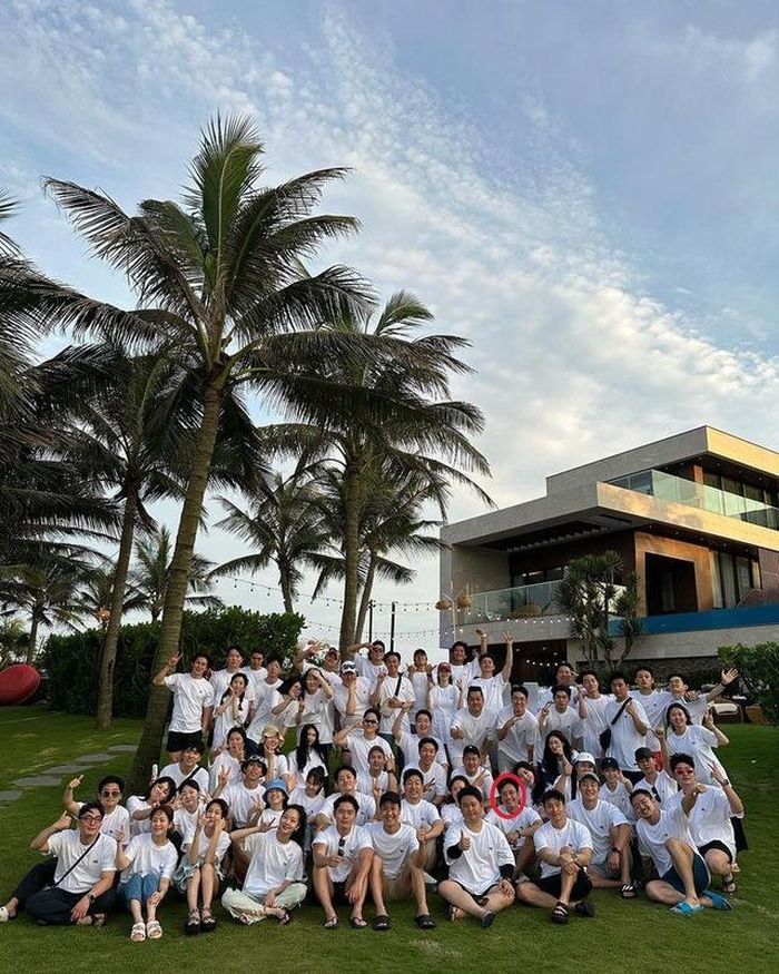 Hình ảnh đoàn của Lee Byung Hun trong chuyến thăm Đà Nẵng hồi tháng 5 được tài tử đăng trên Instagram