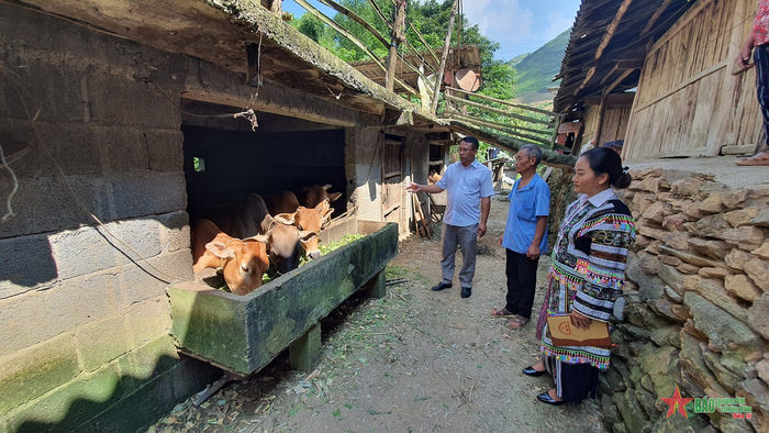Cán bộ địa phương hướng dẫn người dân xã Tả Lủng (Mèo Vạc, Hà Giang) phát triển chăn nuôi để từng bước thoát nghèo.