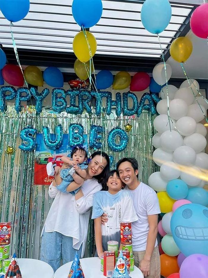 Hình ảnh Đàm Thu Trang vui vẻ, thân thiết cùng con riêng của chồng được cộng đồng mạng đánh giá cao.