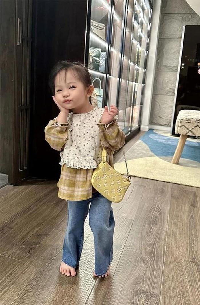Ngoài túi hiệu, Suchin cũng được mẹ sắm rất nhiều quần áo đắt tiền, nên cô bé luôn chỉn chu ăn mặc, đầu tóc từ những chi tiết nhỏ nhất.