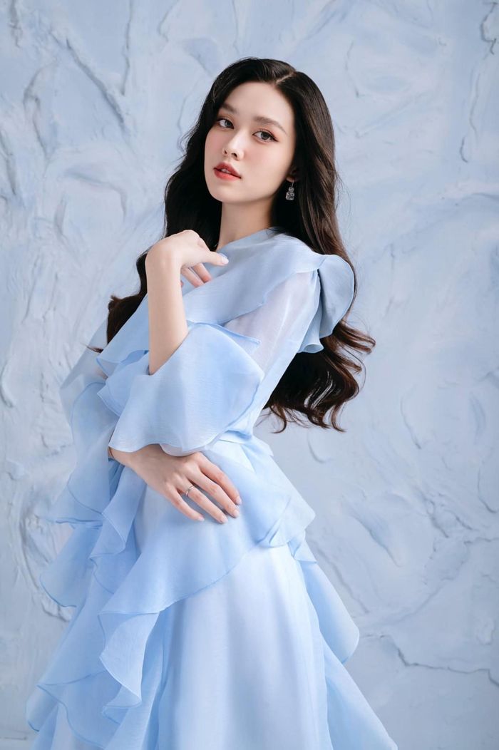 Đặc biệt, với những shoot hình cận mặt khoe từng đường nét, nàng Á hậu trẻ tuổi còn làm bao người phải ngất ngây vì vẻ đẹp “không góc chết”.
