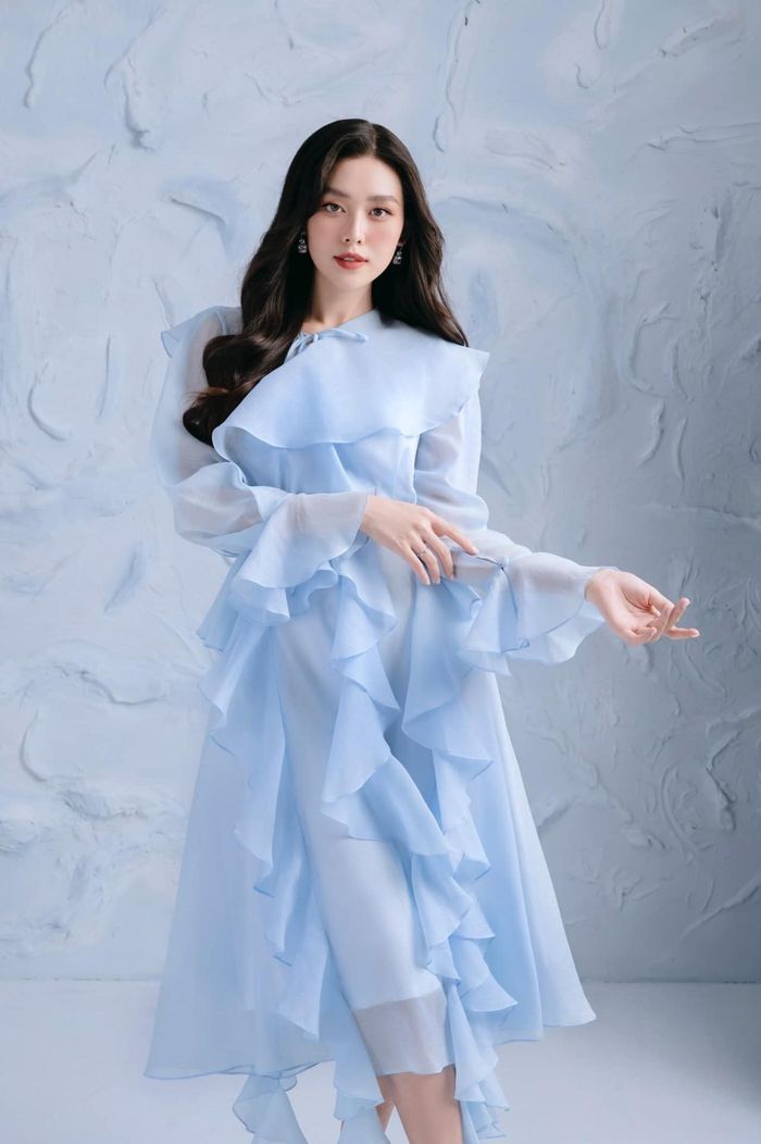 Vóc dáng thon gọn, gương mặt đẹp tựa nữ thần cùng thần thái của cô đã chinh phục trọn vẹn người đối diện.
