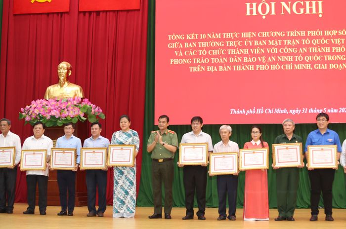 Thiếu tướng Lê Hồng Nam - Giám đốc Công an TPHCM - trao bằng khen tuyên dương các tập thể có nhiều đóng góp tích cực. Ảnh: Ngô Tùng. 