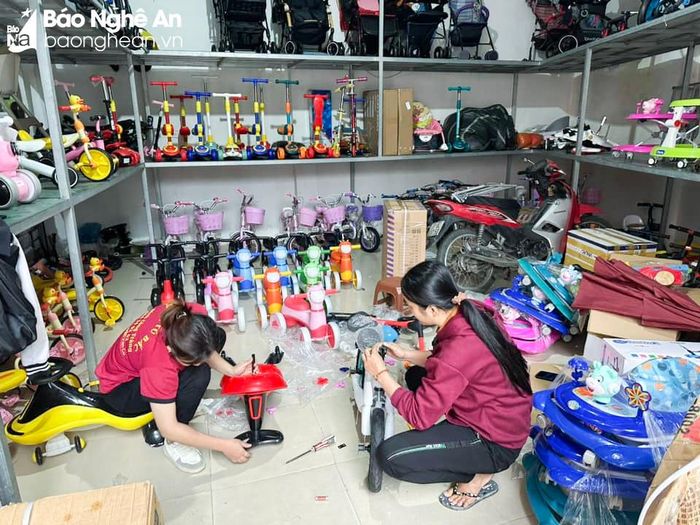 Các loại xe đồ chơi dành cho trẻ cũng bán khá chạy. Ảnh: T.P