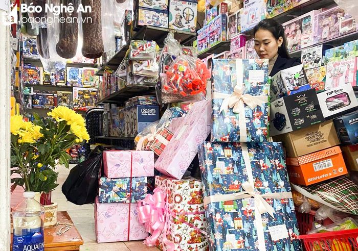Những đơn hàng quà tặng cho trẻ của các cơ quan, đơn vị được đặt với số lượng lớn. Ảnh: T.P