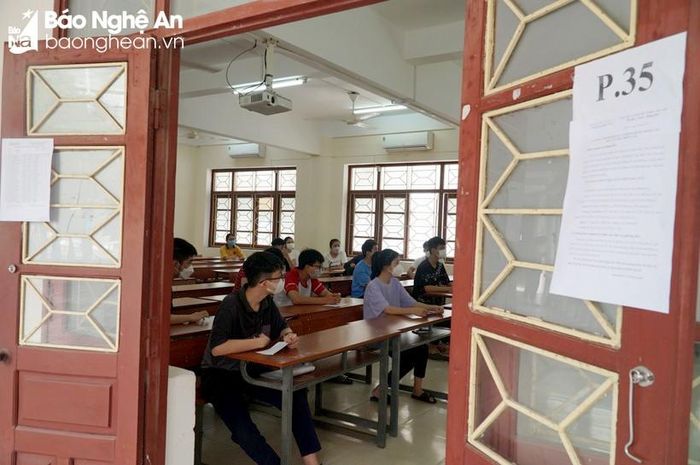 Thí sinh tham dự kỳ thi vào Trường THPT chuyên Đại học Vinh trong năm học 2022-2023. Ảnh: Mỹ Hà