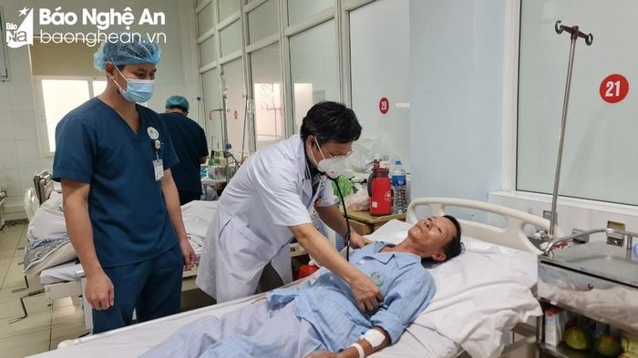 Bác sĩ Nguyễn Văn Thủy khám, điều trị cho một bệnh nhân bị ngộ độc nặng. Ảnh: Thành Chung