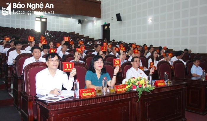 Các đại biểu HĐND thành phố biểu quyết thông qua các nghị quyết trình tại kỳ họp. Ảnh: M.H