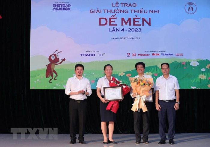 Tổng Biên tập Báo Thể thao &amp; Văn hóa Lê Xuân Thành trao Chứng chỉ cho đại diện các đơn vị có đóng góp vào chương trình. (Ảnh: Hoàng Hiếu/TTXVN)