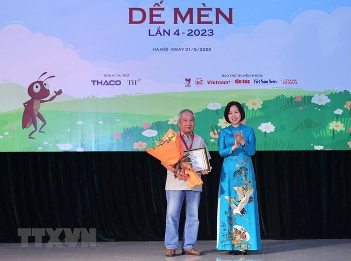 Tổng Giám đốc TTXVN Vũ Việt Trang trao Giải thưởng lớn “Hiệp sỹ Dế mèn” và chứng nhận cho nhà văn Trần Đức Tiến với truyện dài “A lô! Cậu đấy à.” (Ảnh: Hoàng Hiếu/TTXVN)