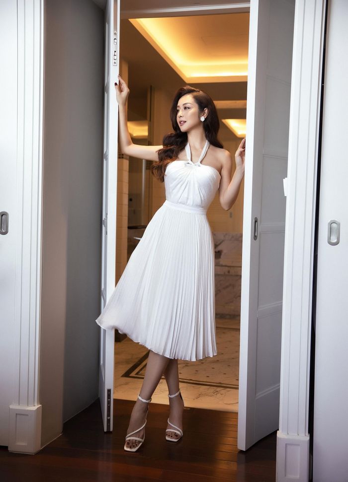 Cô nhận được nhiều lời khen cho nhan sắc lộng lẫy tựa nữ thần khi diện loạt thiết kế mới của người anh thân thiết.