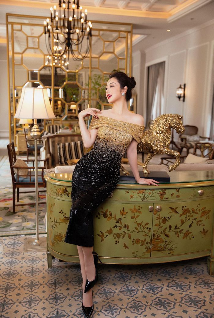 Người đẹp cũng thường xuyên lựa chọn trang phục của Lê Thanh Hòa khi tham gia các sự kiện, chương trình quan trọng.