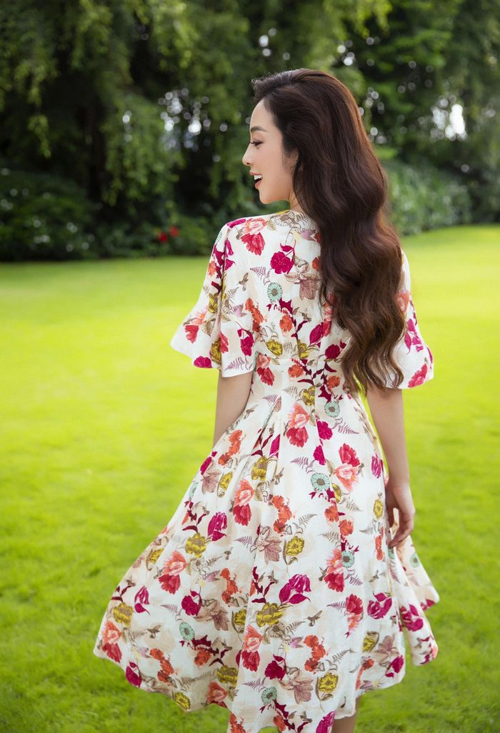 Anh cho biết: “Qua rất nhiều năm làm nghề, Jennifer Phạm luôn gây ấn tượng với hình ảnh một quý cô xinh đẹp, rạng rỡ trong mắt công chúng. Điều này cũng tương đồng với tinh thần hướng đến vẻ đẹp dài lâu trong thời trang ứng dụng của tôi”.