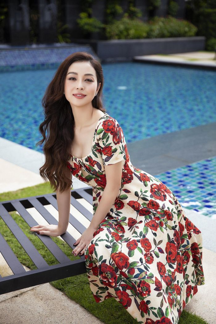 Người hâm mộ nhận xét, Jennifer Phạm tỏa sáng trong mọi khung hình, biến hóa đa dạng từ hình ảnh trẻ trung khi diện váy hoa maxi cho đến nét quý phái khi chụp cùng đầm dự tiệc sang trọng.