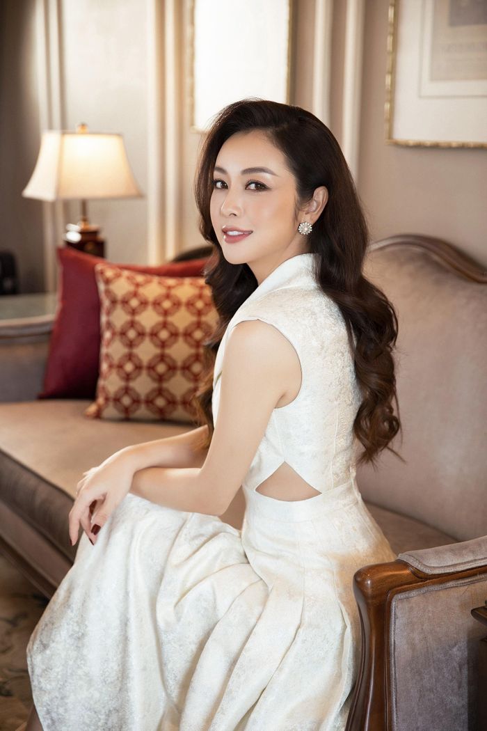 Chia sẻ về lần hợp tác này, NTK Lê Thanh Hòa cho biết, anh rất yêu thích nét đẹp sang trọng và khí chất của Jennifer Phạm.