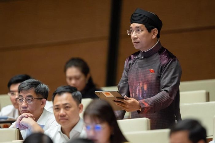 Đại biểu Nguyễn Văn Cảnh tham gia góp ý tại Hội trường