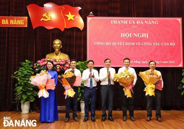 Phó Bí thư Thường trực Thành ủy Lương Nguyễn Minh Triết (thứ 3, bên trái sang) và Chủ tịch UBND thành phố Lê Trung Chinh (thứ 3, bên phải sang) trao các quyết định bổ nhiệm và tặng hoa chúc mừng. Ảnh: NGỌC PHÚ