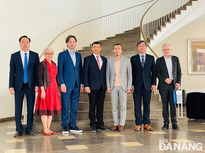 Đoàn công tác chụp ảnh lưu niệm cùng lãnh đạo thành phố Frankfurt.