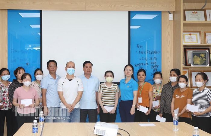 Lãnh đạo LĐLĐ tỉnh trao quà cho công nhân có hoàn cảnh khó khăn của Công ty TNHH Great Global International (KCN Gián Khẩu).