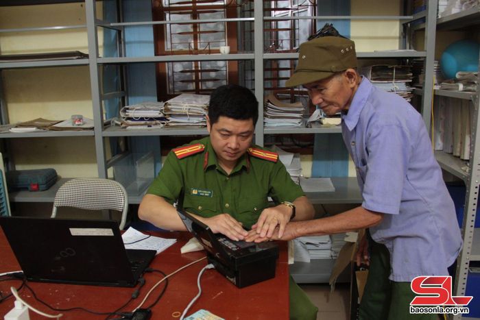Thu nhận hồ sơ tài khoản định danh điện tử cho nhân dân thị trấn Ít Ong. 
