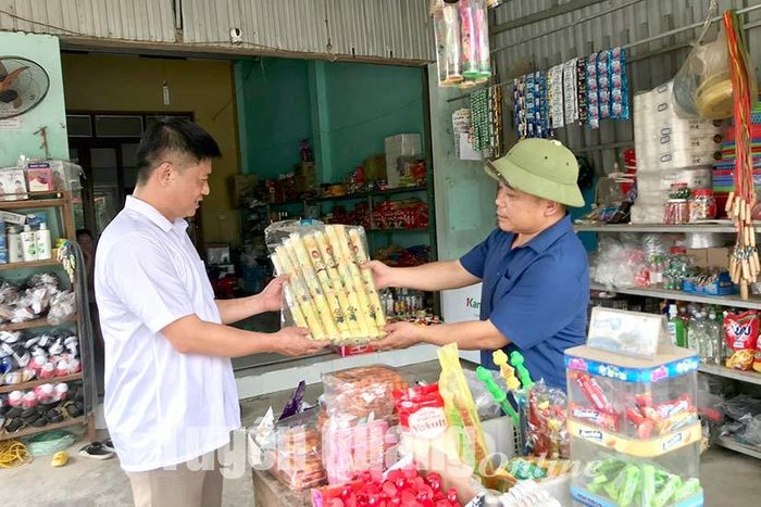 Một mô hình bán hàng tạp hóa và trồng rừng của thôn Trung Thành, xã Phú Thịnh (Yên Sơn).