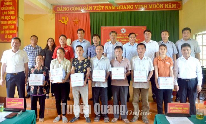 Các đồng chí lãnh đạo tỉnh tặng quà cho các gia đình được hỗ trợ làm nhà ở.