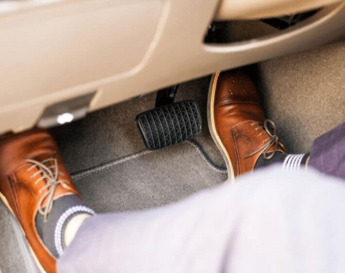 Không tắt máy ngay khi đang bị kẹt chân ga