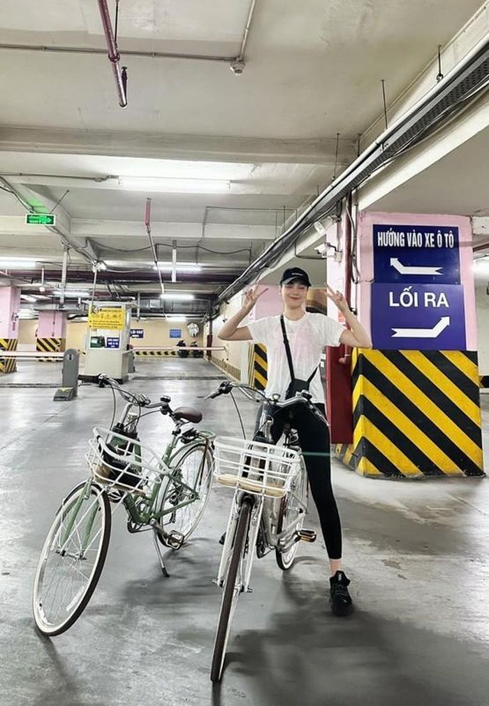 Từ ngày Covid cho đến nay, Mai Ngọc đầu tư cho mình phòng tập tại nhà. Cô cũng đặt mua tạ và các dụng cụ cơ bản để phục vụ việc tập luyện của bản thân.