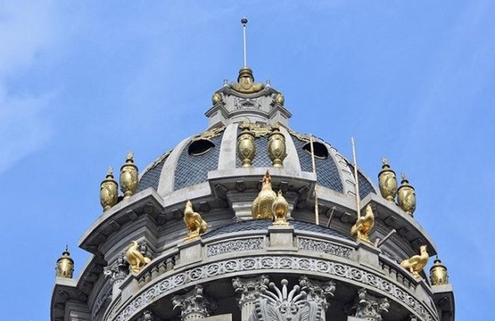 Chủ nhân của căn biệt thự gà vàng là ông Nguyễn Quốc Thanh (SN 1957, quê Thanh Hóa). Trước đây, ông Thanh khởi nghiệp là một người buôn bán phế liệu, sau khoảng 10 năm thì gom được một số vốn và bắt đầu kinh doanh sắt thép, các loại vật liệu xây dựng. Ảnh: Vietnamnet