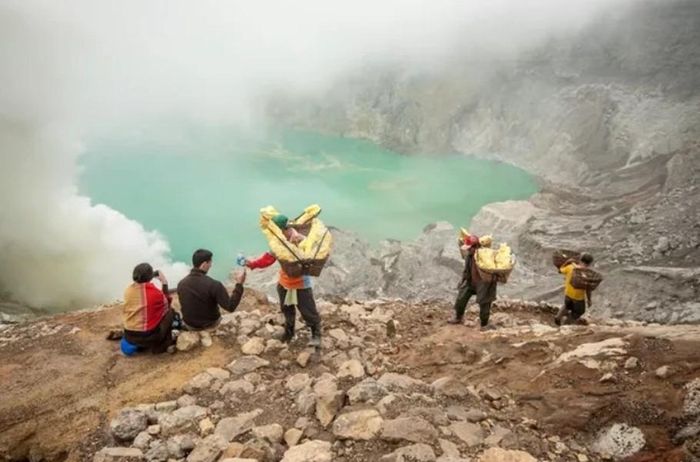 Miệng núi lửa Ijen ở Núi lửa Ijen, Indonesia.