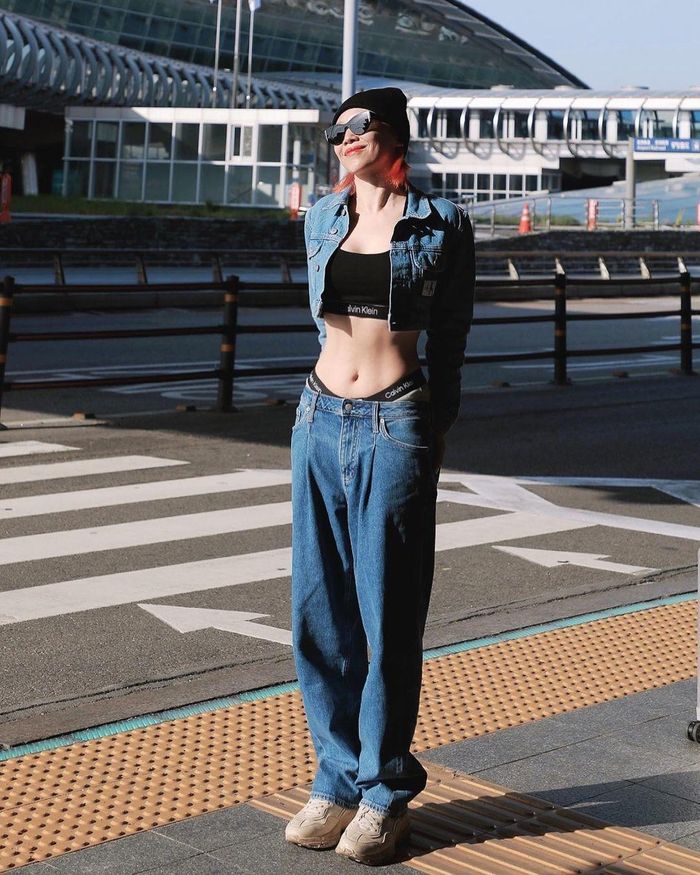 Tóc Tiên với xu hướng Y2K nguyên cây denim để lộ vòng eo thon, cơ bụng nổi múi. 