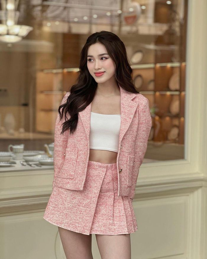 Sau khi kết thúc nhiệm kỳ Hoa hậu Việt Nam, Đỗ Thị Hà theo hình tượng gợi cảm. Người đẹp chào hè bằng những bức ảnh khoe eo thon, cơ bụng nổi múi. Trong lần dự tiệc khác, cô tiếp tục lăng xê mốt crop top khoe tỷ lệ cơ thể chuẩn.
