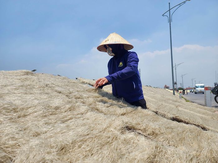 Trung bình, bún, miến dong sẽ được mang ra phơi trong thời gian từ 90 phút đến 180 phút, tùy thuộc vào điều kiện thời tiết nhiệt độ nắng, gió. Đặc biệt, nhiệt độ càng nắng nóng thì bún, miến dong sẽ càng nhanh khô và sẽ thơm ngon hơn. Như trong những ngày qua, nắng nóng nên bún, miến rất nhanh khô.