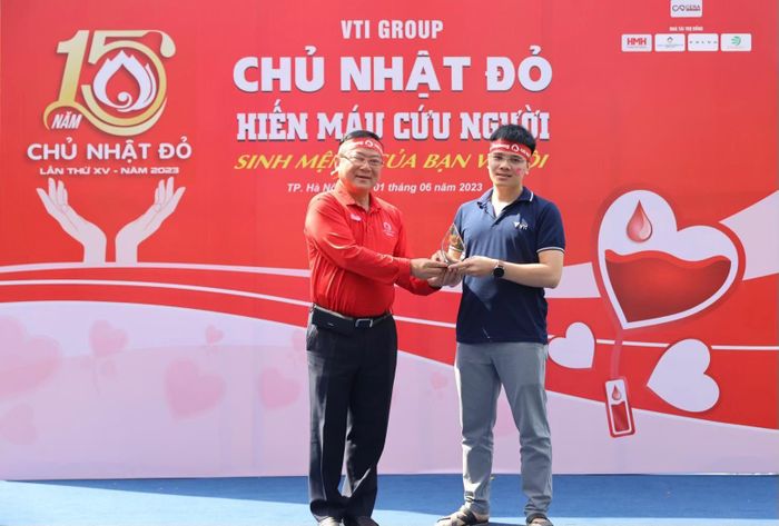Nhà báo Lê Xuân Sơn - Tổng Biên tập báo Tiền Phong, Trưởng BTC Chủ Nhật Đỏ 2023 trao tặng Kỷ niệm chương của BTC cho VTI