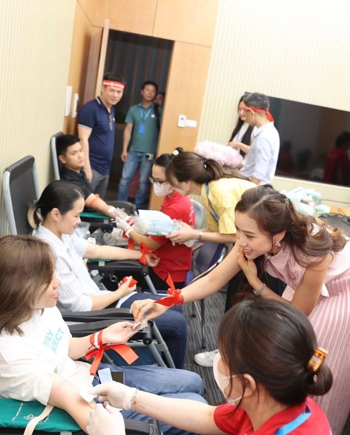 Người đẹp Nhân ái cuộc thi Hoa hậu Việt Nam 2022 Nguyễn Ngọc Mai động viên người hiến máu.