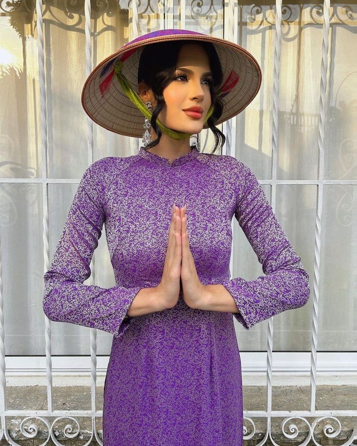 Tạo hình dịu dàng và nền nã của Valentina Martínez nhận được nhiều lời khen ngợi của khán giả Việt Nam. Trước đó, nhiều người đẹp Hoa hậu Hòa bình Thái Lan cũng mặc áo dài, tuy nhiên gây tranh cãi vì quá hở hang, không phù hợp.