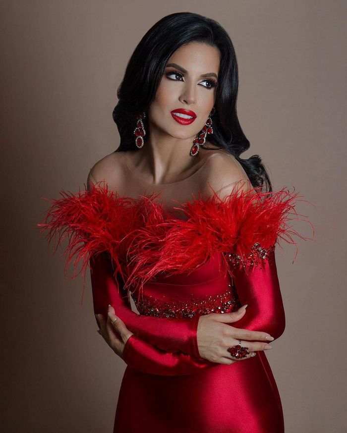 Valentina Martinez năm nay 22 tuổi. Người đẹp có bằng Truyền thông Xã hội và là một vũ công, cô có sở thích du lịch, tự mô tả mình là phụ nữ có trách nhiệm và quyết tâm.