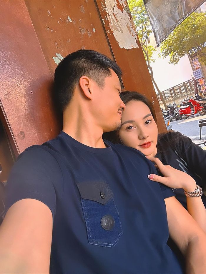 Diễn viên Bảo Thanh đăng ảnh bên chồng, tự nhận là "thiếu nhi".