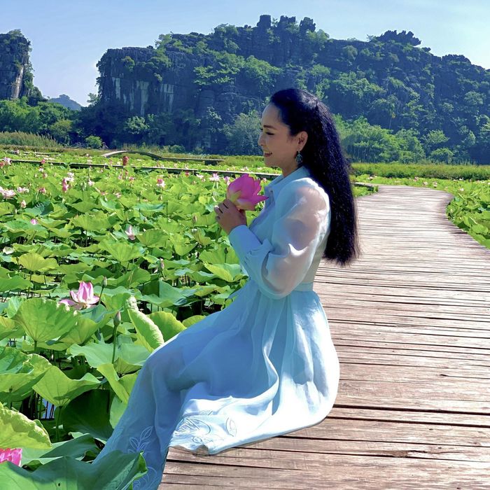 "Cây cao bóng mát không ngồi, lao ra ngoài nắng, trách trời không râm", NSND Lan Hương chia sẻ.