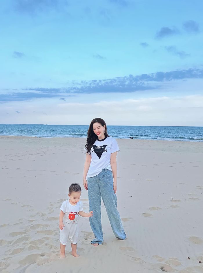 Ca sĩ Bảo Thy đăng hình hạnh phúc bên con trai ngày 1/6.