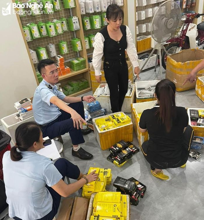 Lực lượng quản lý thị trường kiểm tra, thu giữ hơn 3.000 phụ kiện điện thoại không rõ nguồn gốc xuất xứ. Ảnh: CSCC