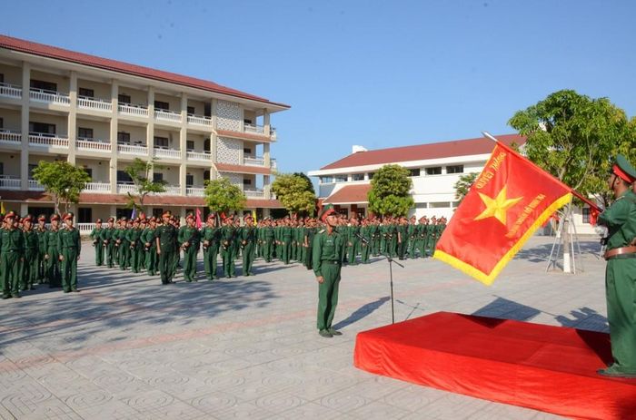 Đại diện chiến sĩ mới tuyên thệ trước Quân kỳ Quyết thắng. Ảnh: Thành Chung