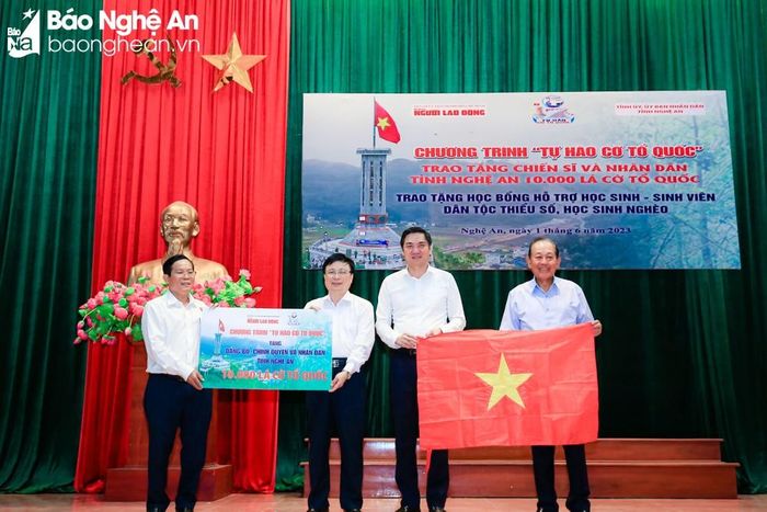 Đồng chí Trương Hòa Bình - nguyên Ủy viên Bộ Chính trị, nguyên Phó Thủ tướng Thường trực Chính phủ, Chủ tịch danh dự Chương trình "Tự hào cờ Tổ quốc", trao lá cờ Tổ quốc cho đồng chí Hoàng Nghĩa Hiếu - Phó Bí thư Tỉnh ủy Nghệ An; đồng chí Tô Đình Tuân - Bí thư Đảng ủy, Tổng Biên tập Báo Người Lao Động, trao bảng tượng trưng 10.000 lá cờ Tổ quốc cho đồng chí Bùi Đình Long, Phó Chủ tịch UBND tỉnh Nghệ An.