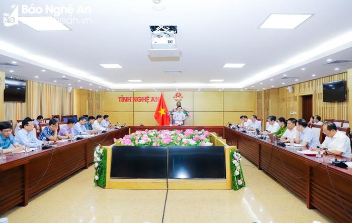 Đồng chí Nguyễn Đức Trung - Phó Bí thư Tỉnh ủy, Chủ tịch UBND tỉnh, Trưởng Ban chỉ đạo chủ trì cuộc họp. Tham dự cuộc họp có lãnh đạo các sở, ban, ngành và các địa phương có dự án. Ảnh: Phạm Bằng