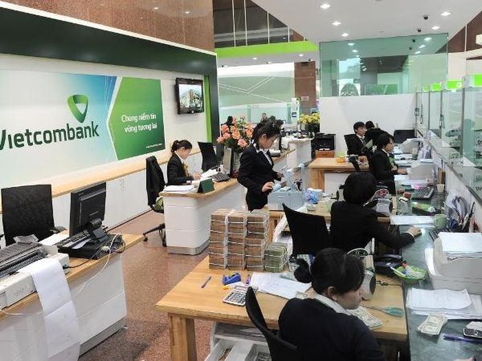 Giao dịch tại Vietcombank. (Ảnh: Vietnam+)