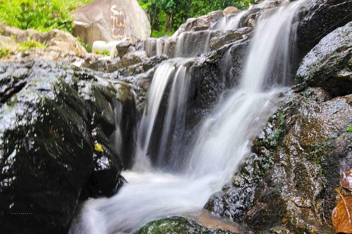 Đặc biệt, vào cuối tháng 6 hàng năm, khi những cơn mưa bắt đầu kéo dài, suối Thanh Long lại trở nên ảo diệu hơn. Ảnh: Dương Việt Anh