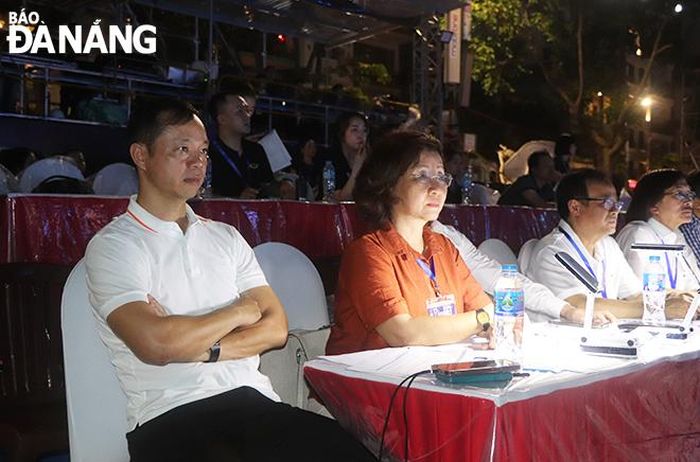 Phó Chủ tịch UBND thành phố Ngô Thị Kim Yến (thứ 2, từ trái sang) tổng duyệt chương trình nghệ thuật của lễ khai mạc DIFF 2023. Ảnh: X.D