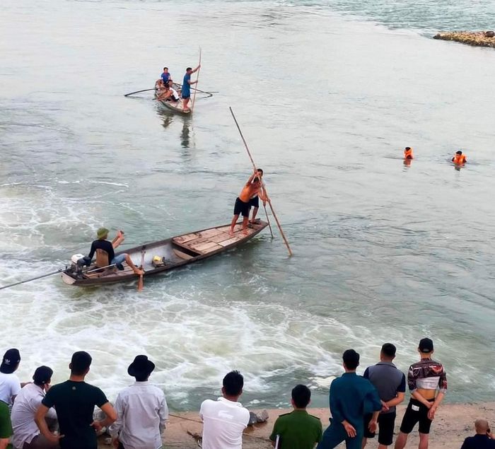 Cơ quan chức năng Nghệ An tổ chức tìm kiếm nạn nhân bị đuối nước.