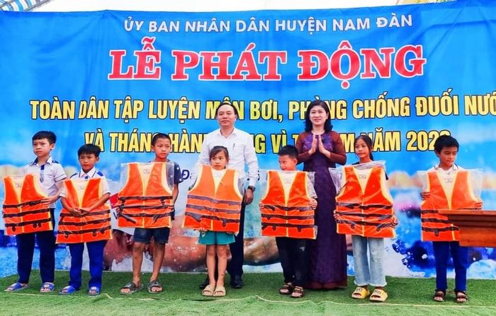 Huyện Nam Đàn tổ chức lễ phát độn toàn dân tập bơi, phòng chống đuối nước.