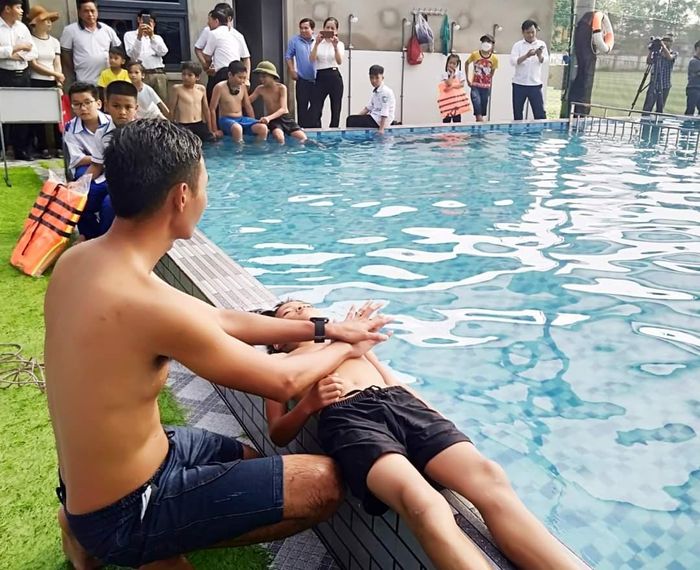 Hướng dẫn học sinh sơ cứu khi có người bị đuối nước.